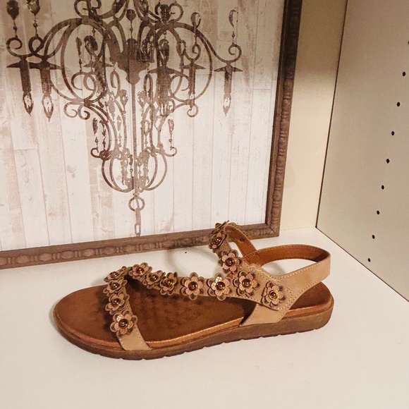 Elegant Floral Tan Sandals - Picture 2 of 5